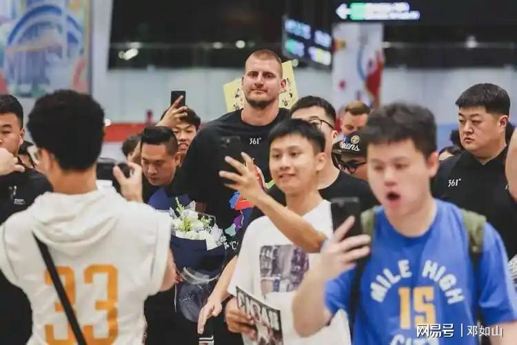 NBA球星纷至沓来  詹姆斯与李梦共舞霸王步